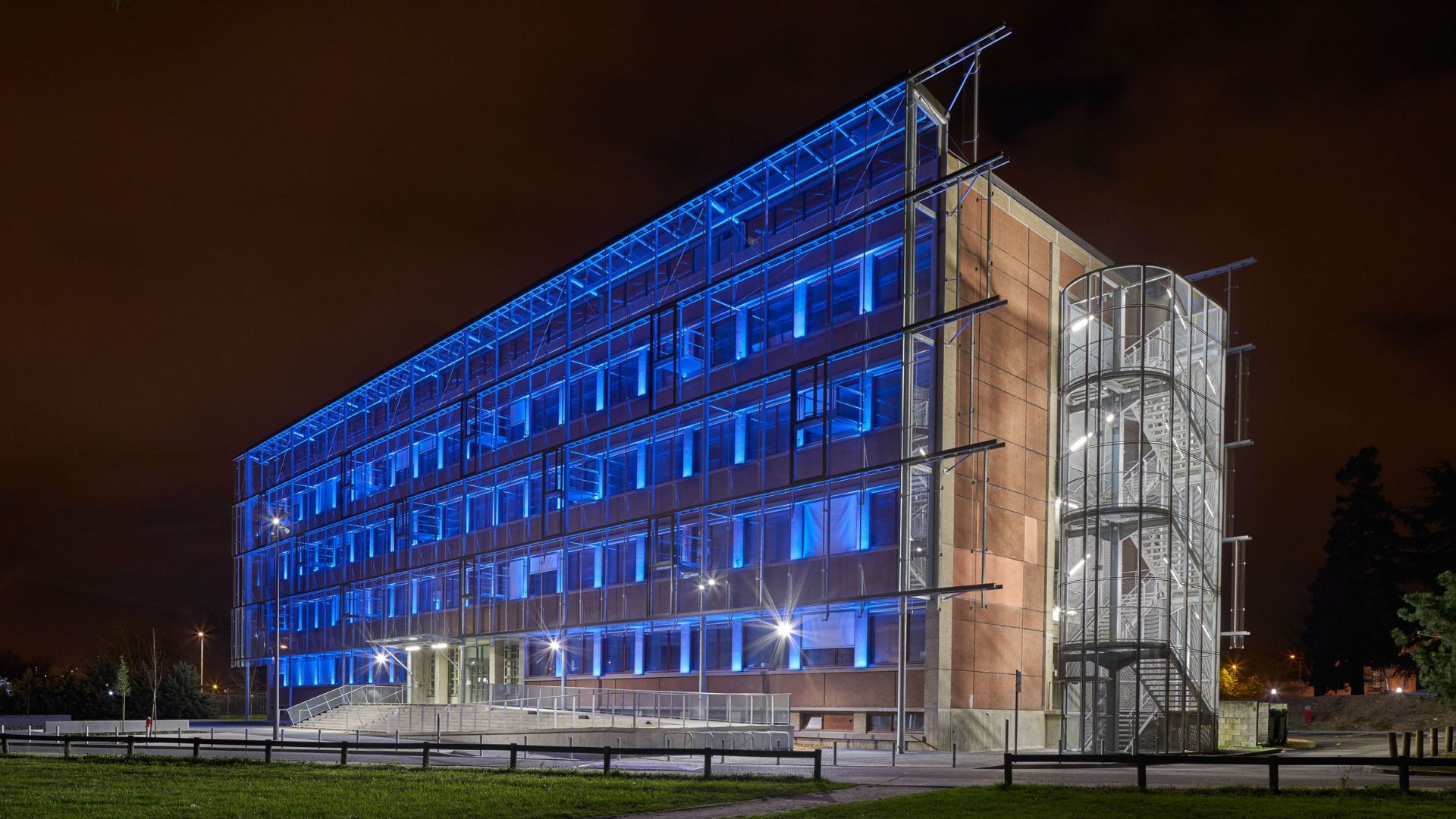 How can facade lights enhance your building 