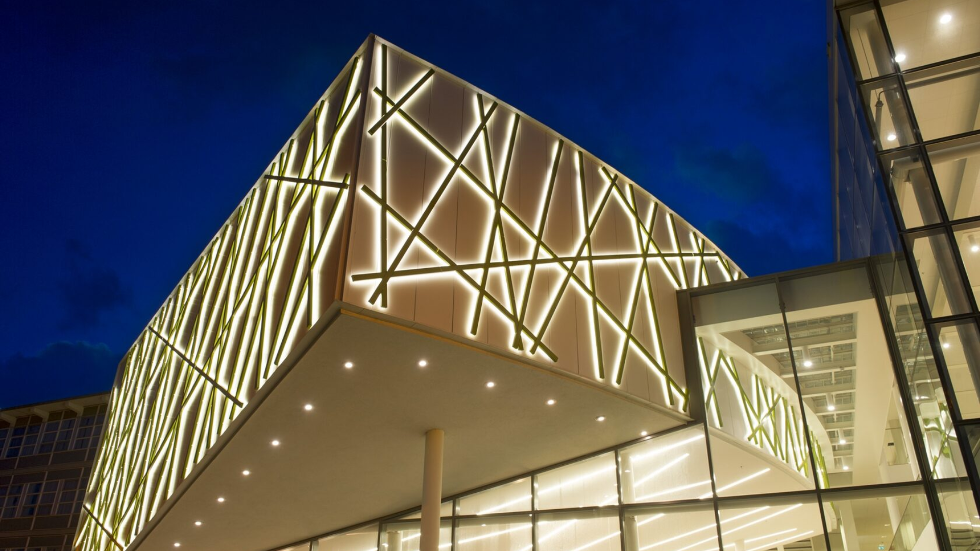 Linear facade lighting